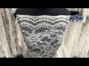 Ivoire avec de la dentelle de Chantilly argentée - P208