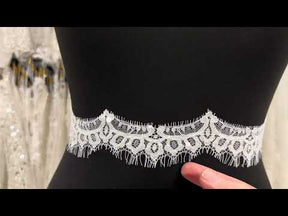 Bordure en dentelle à paillettes ivoire - T573