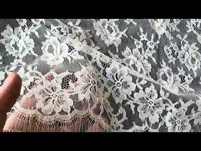 Dentelle Chantilly ivoire - P204