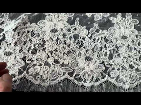 Dentelle française à cordonnet et perles ivoire - P251