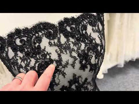 Dentelle noire à cordonnet et perles - P643