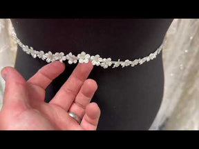 Fleur 3D en satin ivoire avec bordure en cristal - EH1019