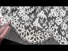 Dentelle de Chantilly ivoire - P182