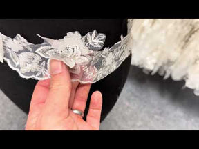 Bordure brodée et perlée en 3D Ivoire/Argent - T646