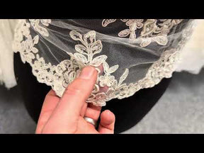 Garniture de dentelle festonnée et perlée ivoire - T32