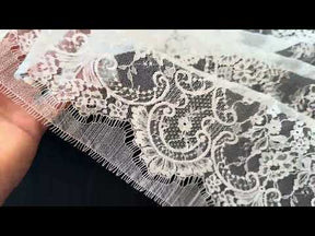 Dentelle de Chantilly ivoire - P729