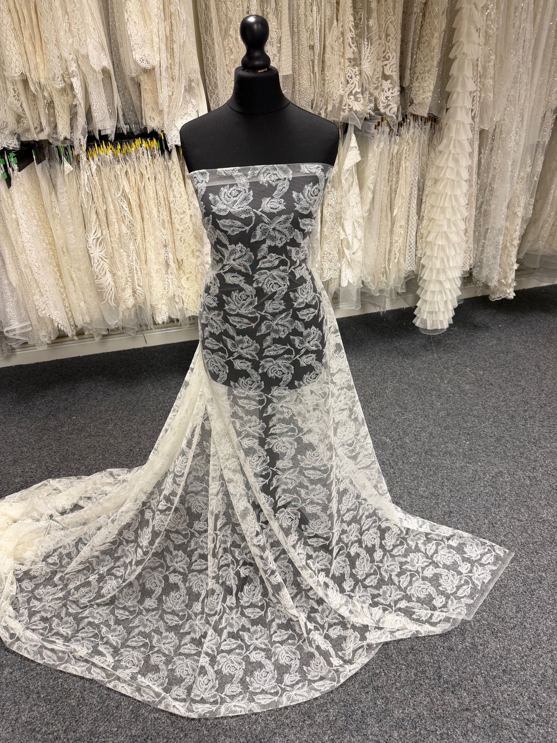 Dentelle florale ivoire à motif floqué français - Rebelle