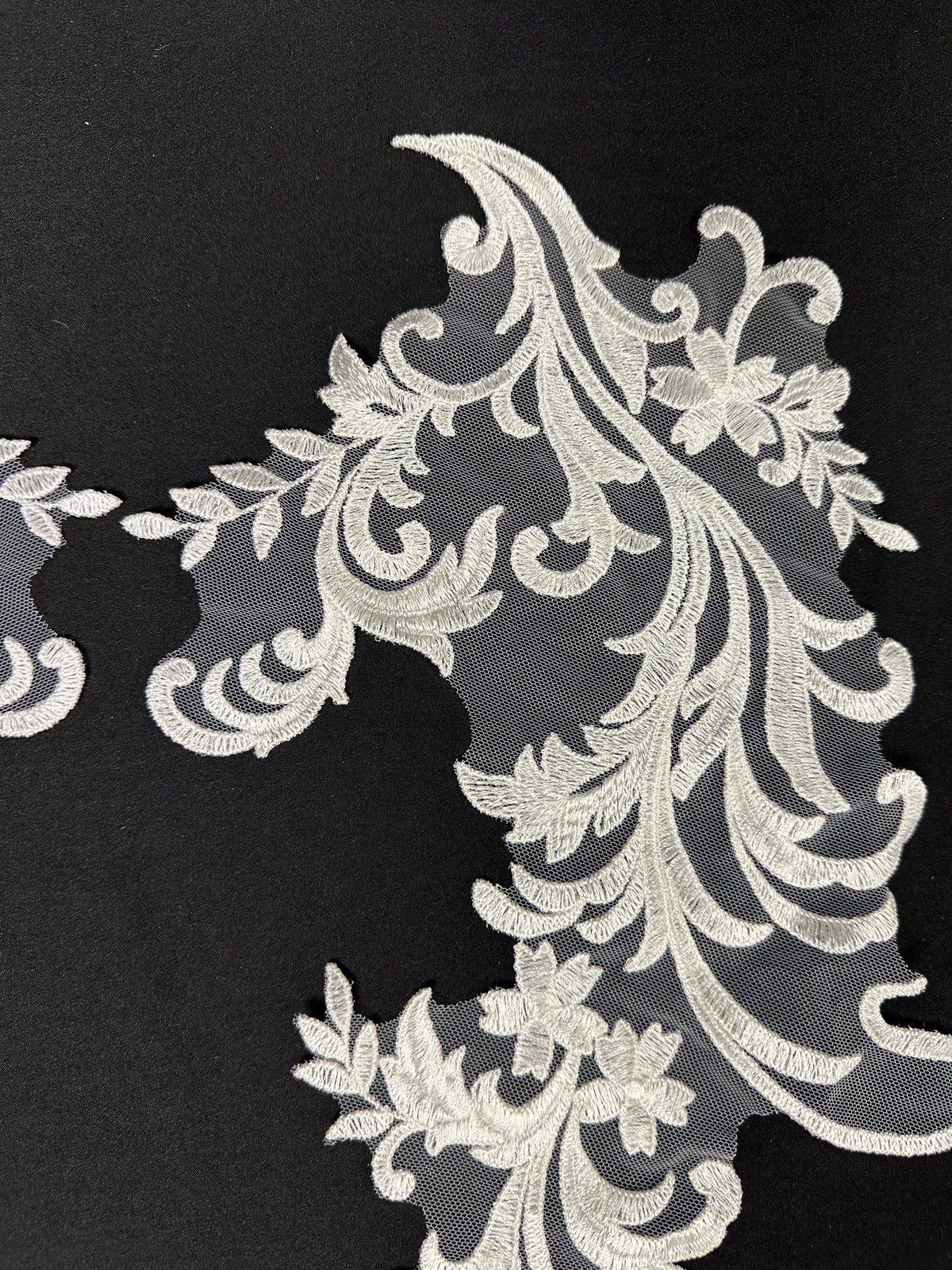 Appliques de dentelle brodée ivoire - AP 245