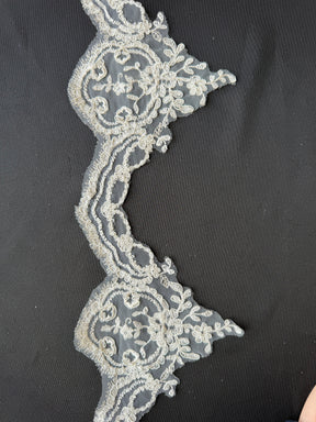 Ivoire avec Bordure en Dentelle Brodé Argenté - T298