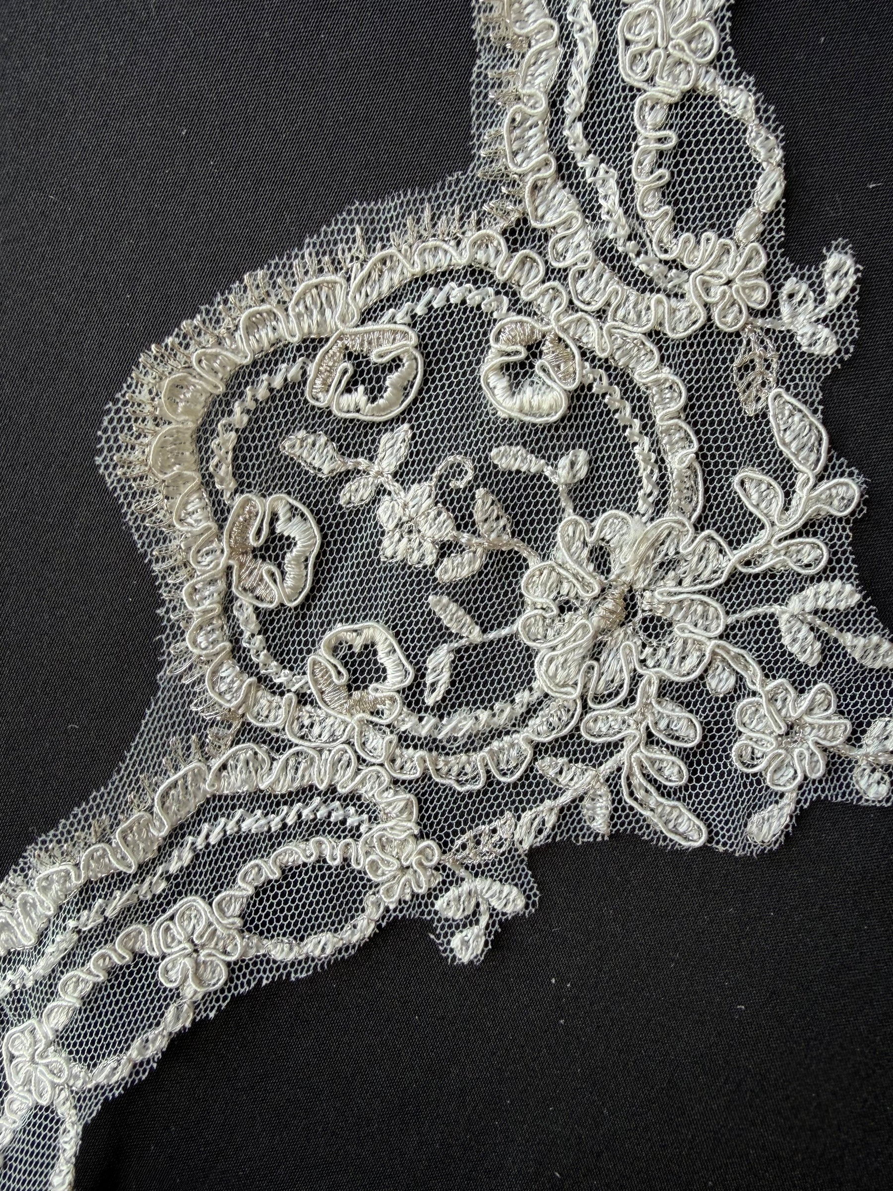 Ivoire avec Bordure en Dentelle Brodé Argenté - T298