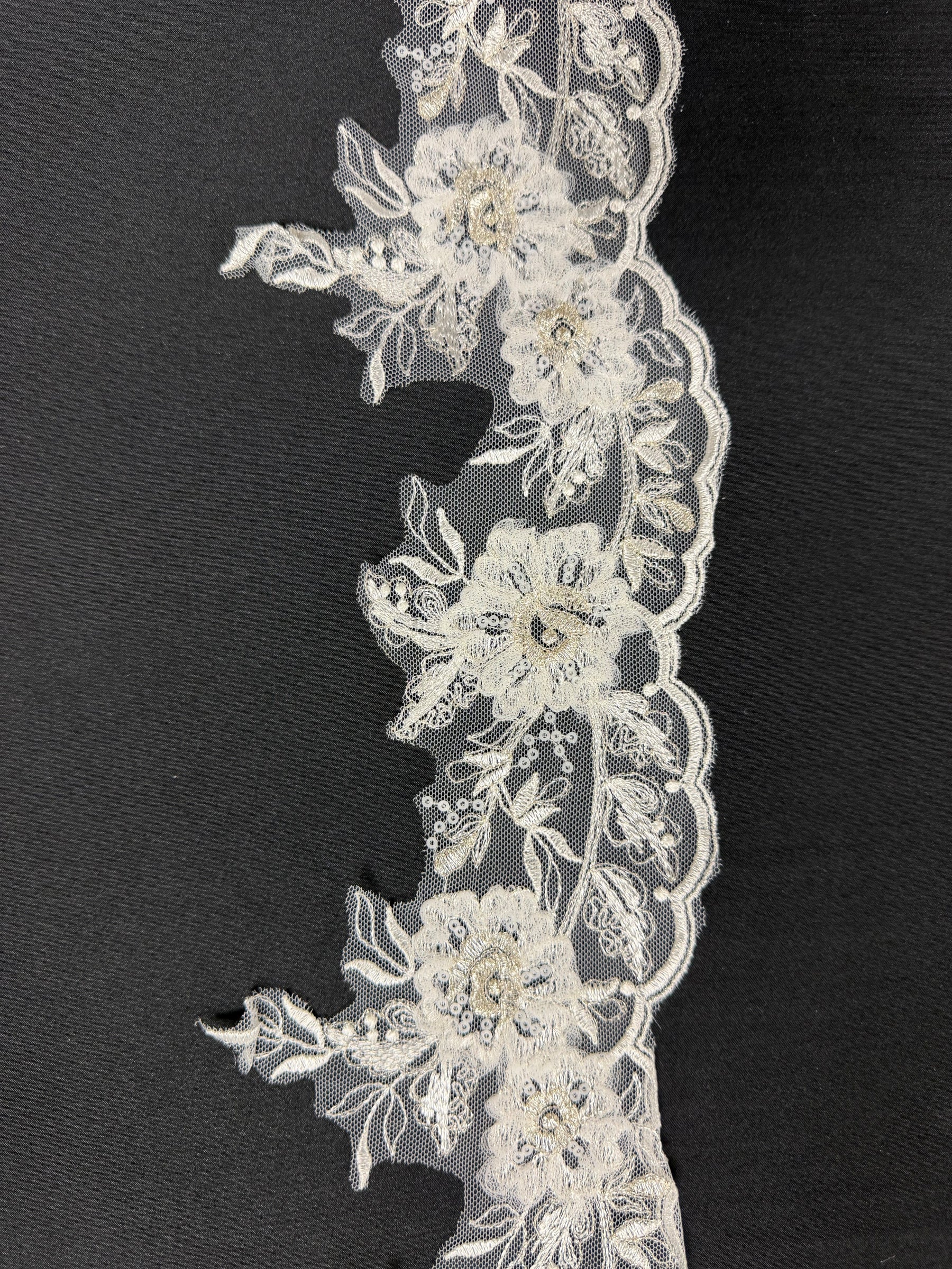 Bordure en dentelle brodée ivoire - T358