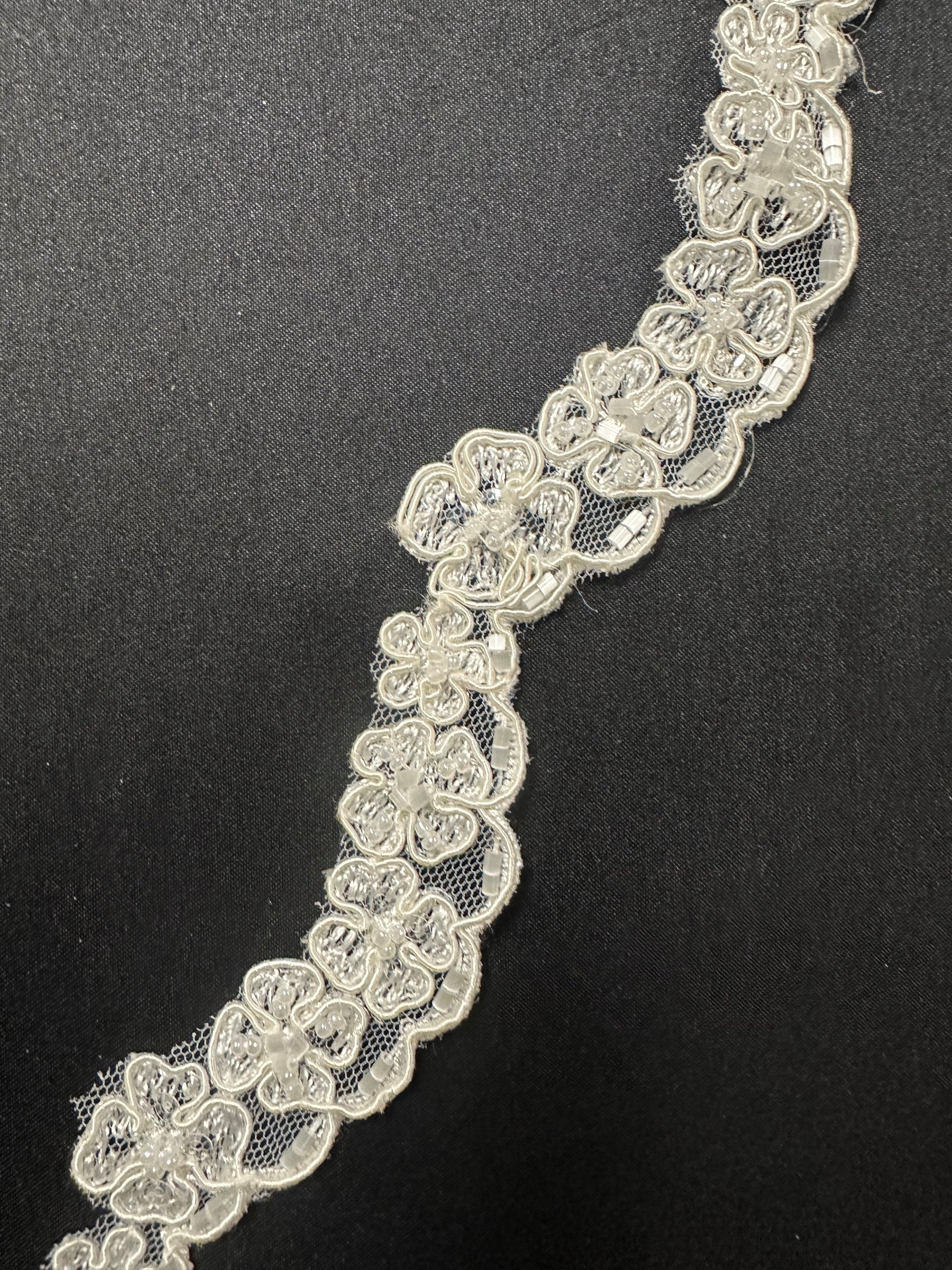 Bordure en dentelle ivoire perlée et cordée - T 457 (CF)
