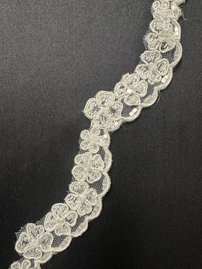 Bordure en dentelle ivoire perlée et cordée - T 457 (CF)