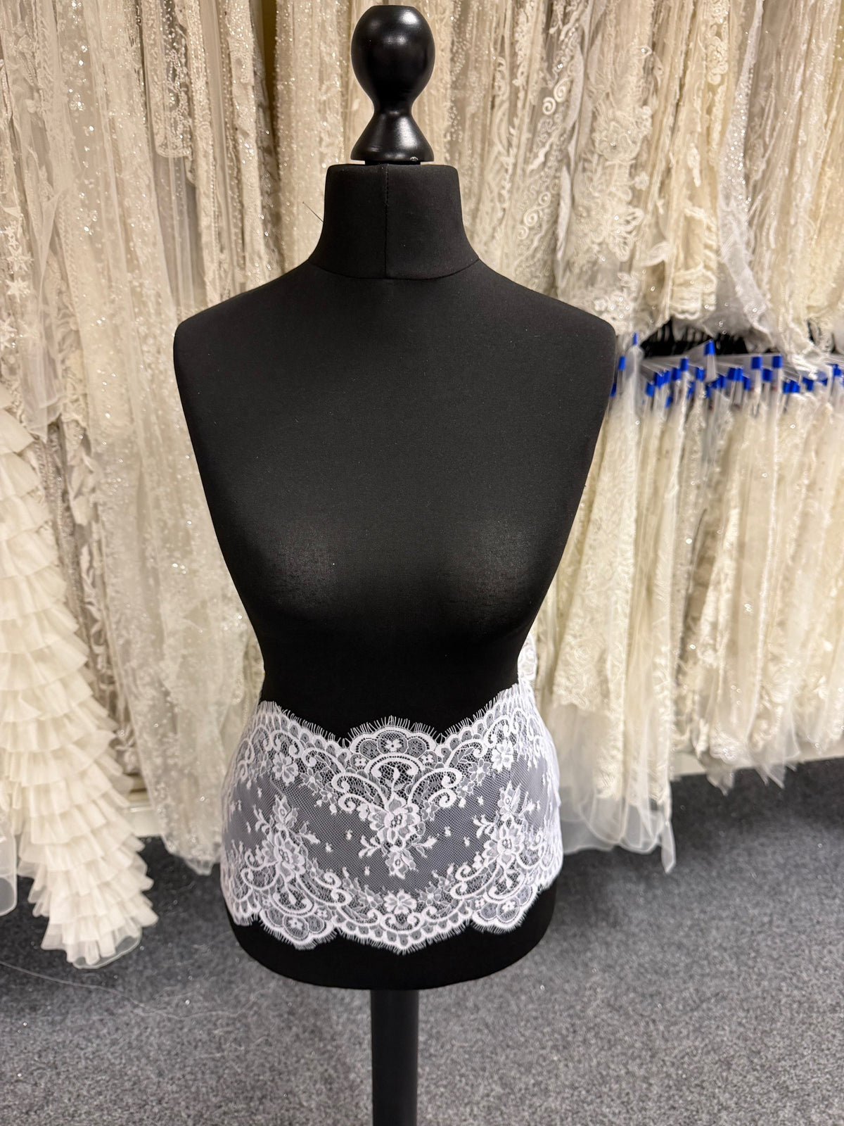 Bordure en dentelle blanche - T476