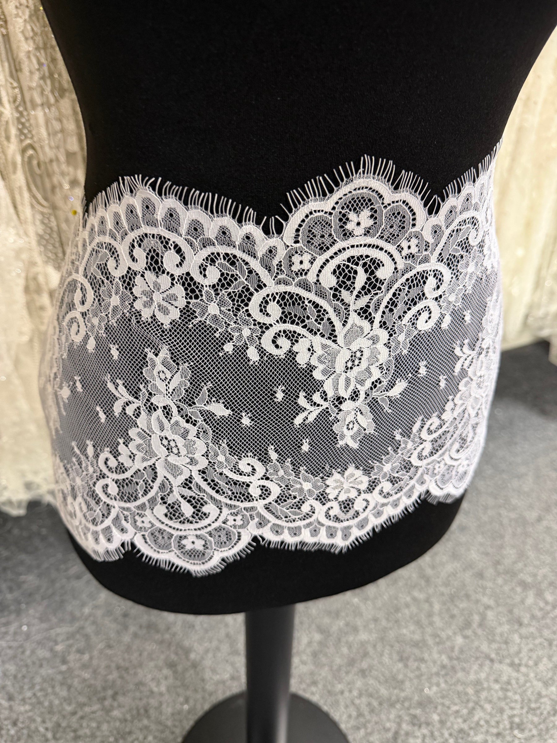 Bordure en dentelle blanche - T476
