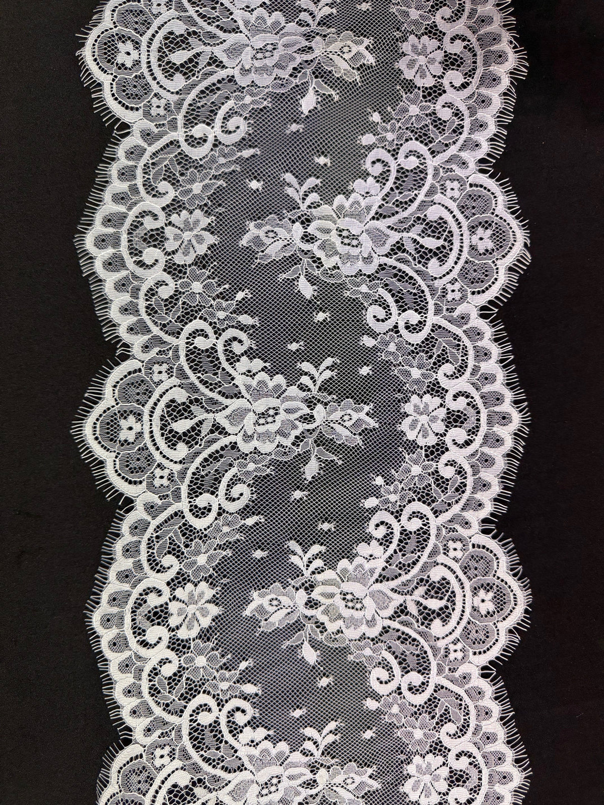 Bordure en dentelle blanche - T476