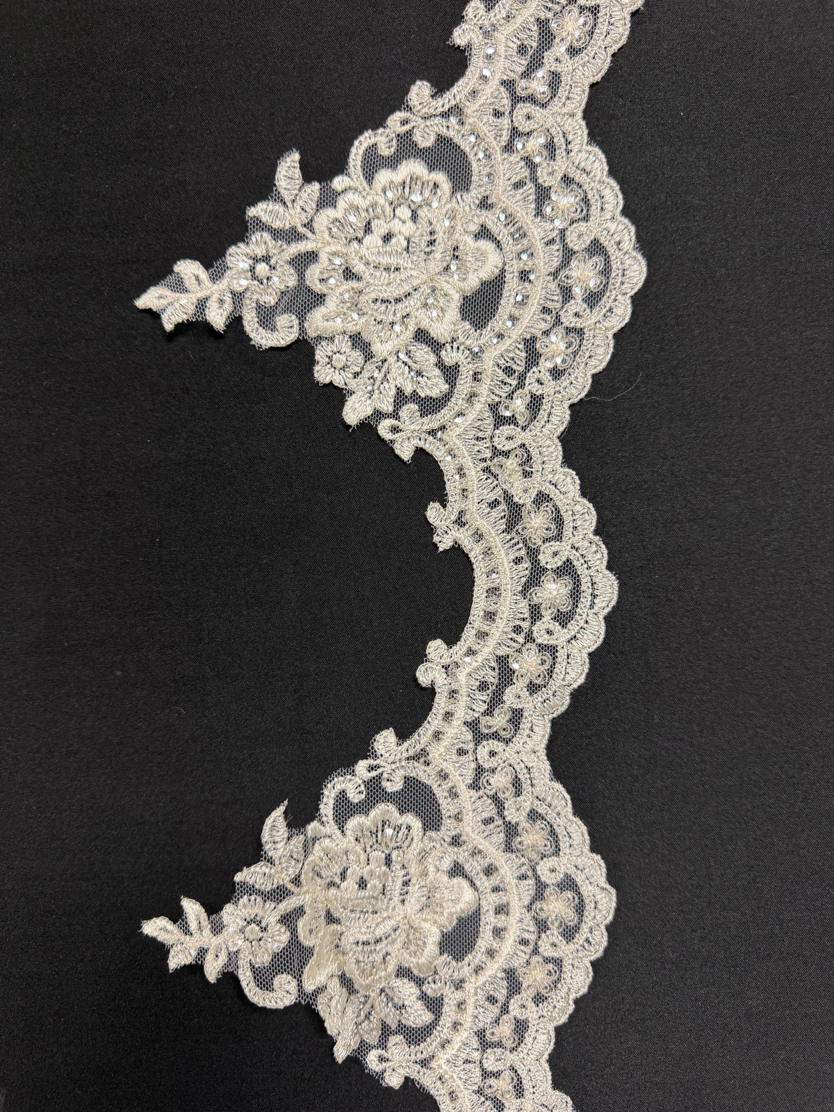 Bordure en dentelle à paillettes ivoire - T492