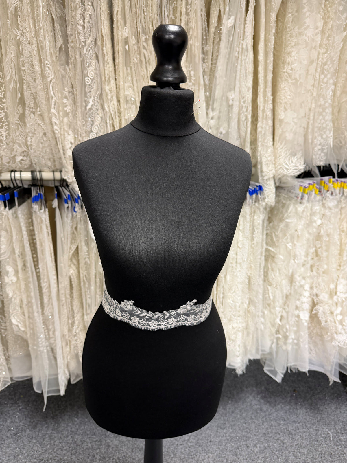 Bordure en dentelle brodée ivoire - T53