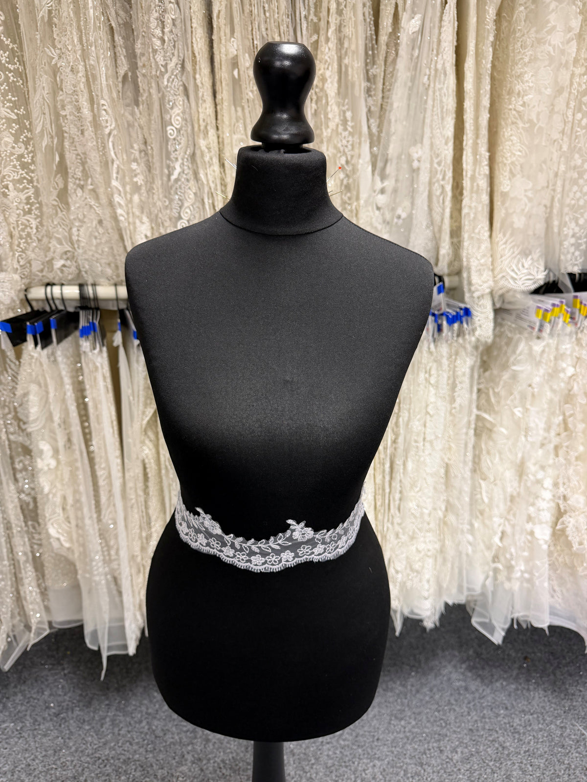 Bordure en dentelle brodée blanche - T53