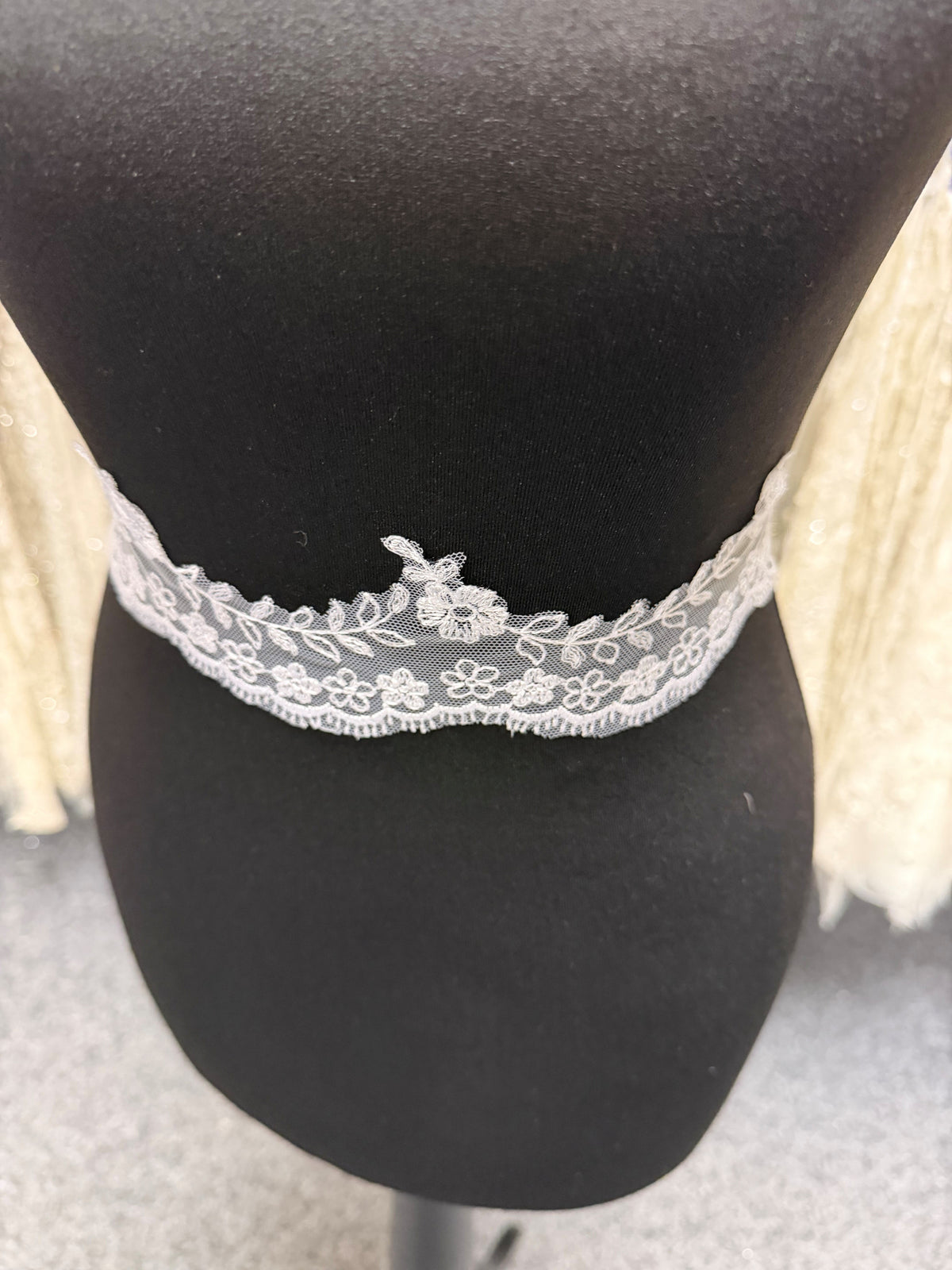 Bordure en dentelle brodée blanche - T53