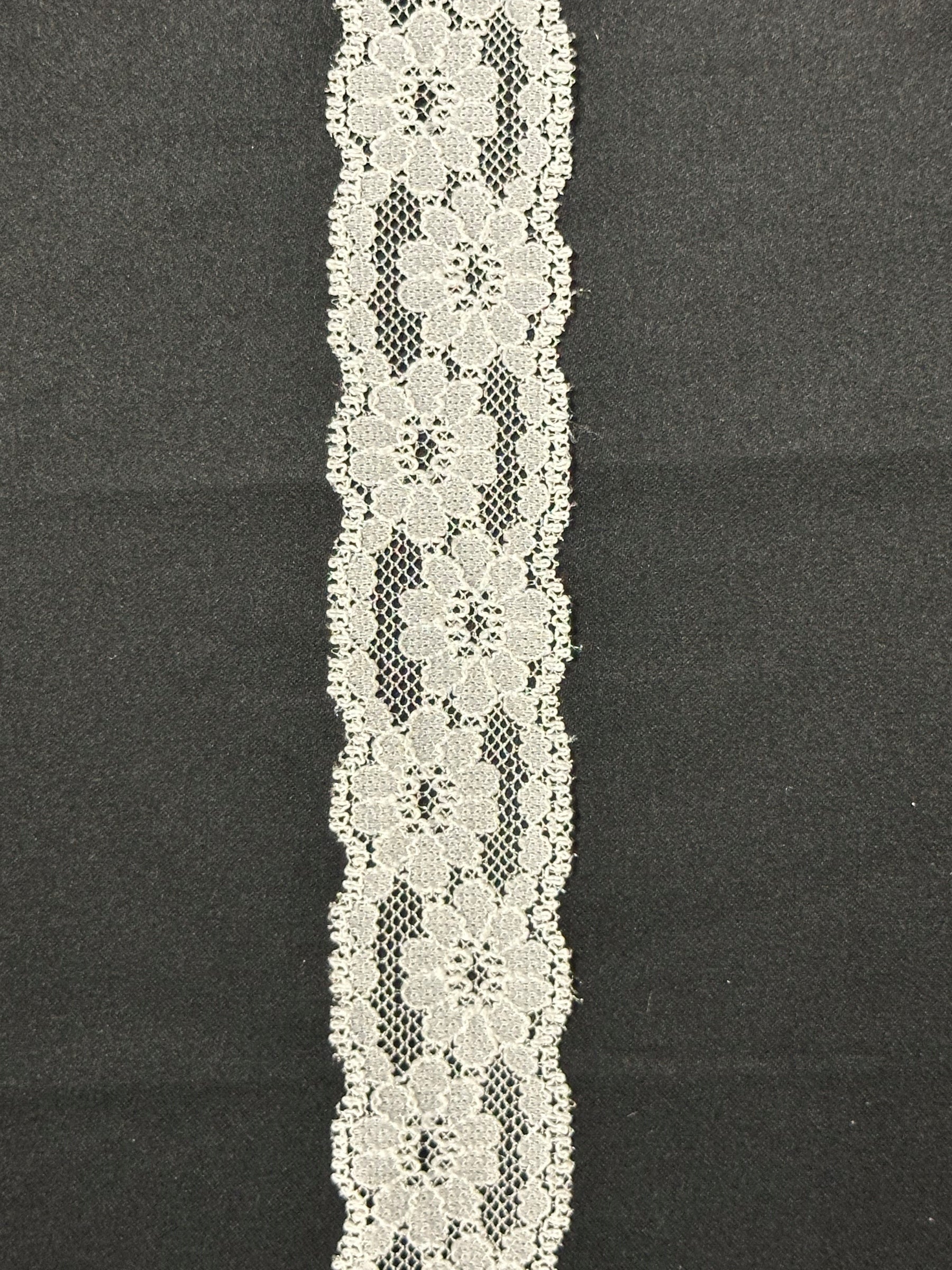 Bordure en dentelle ivoire - T 738 (CF)