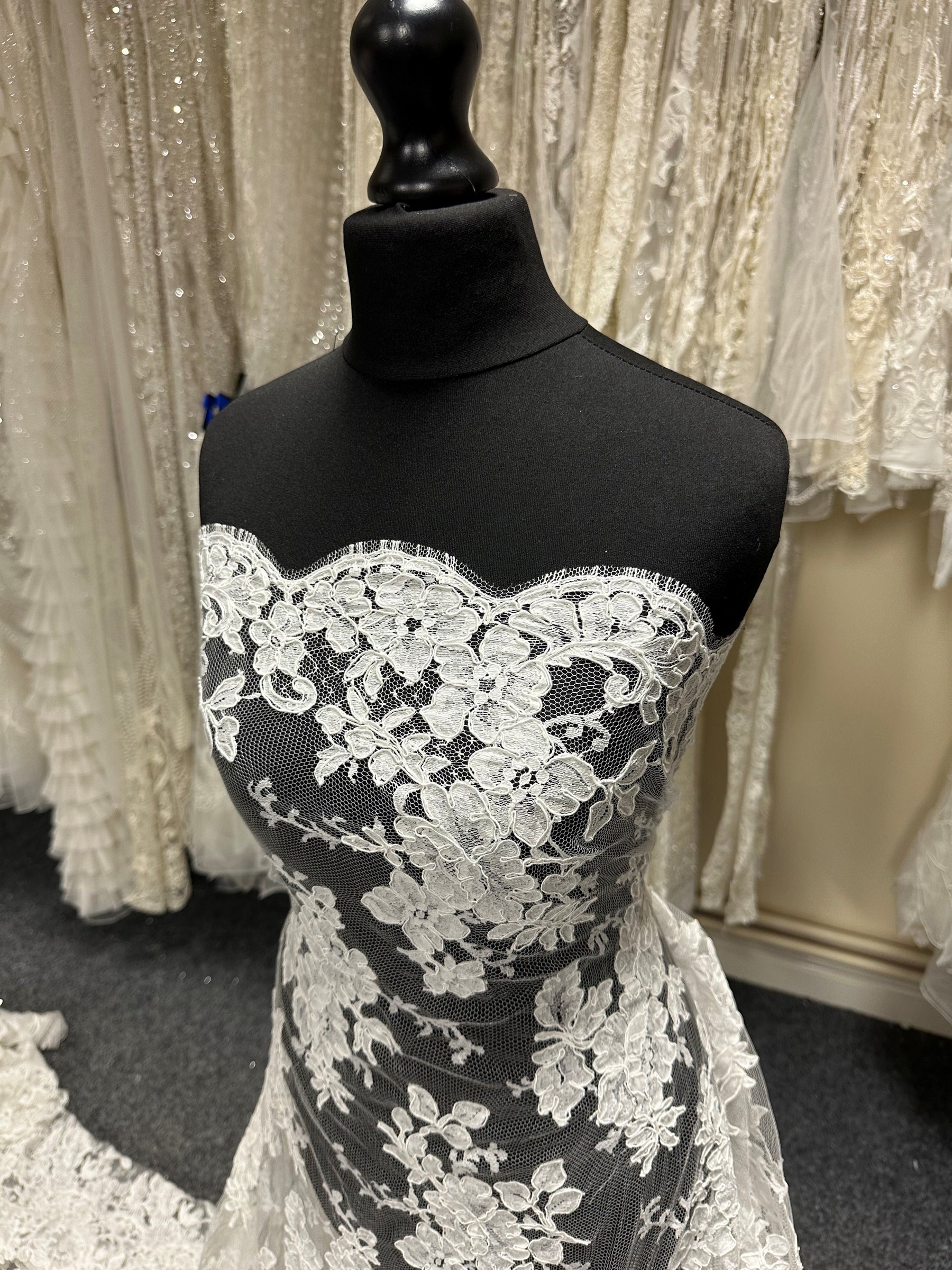 Dentelle Chantilly ivoire à cordon – Zetina