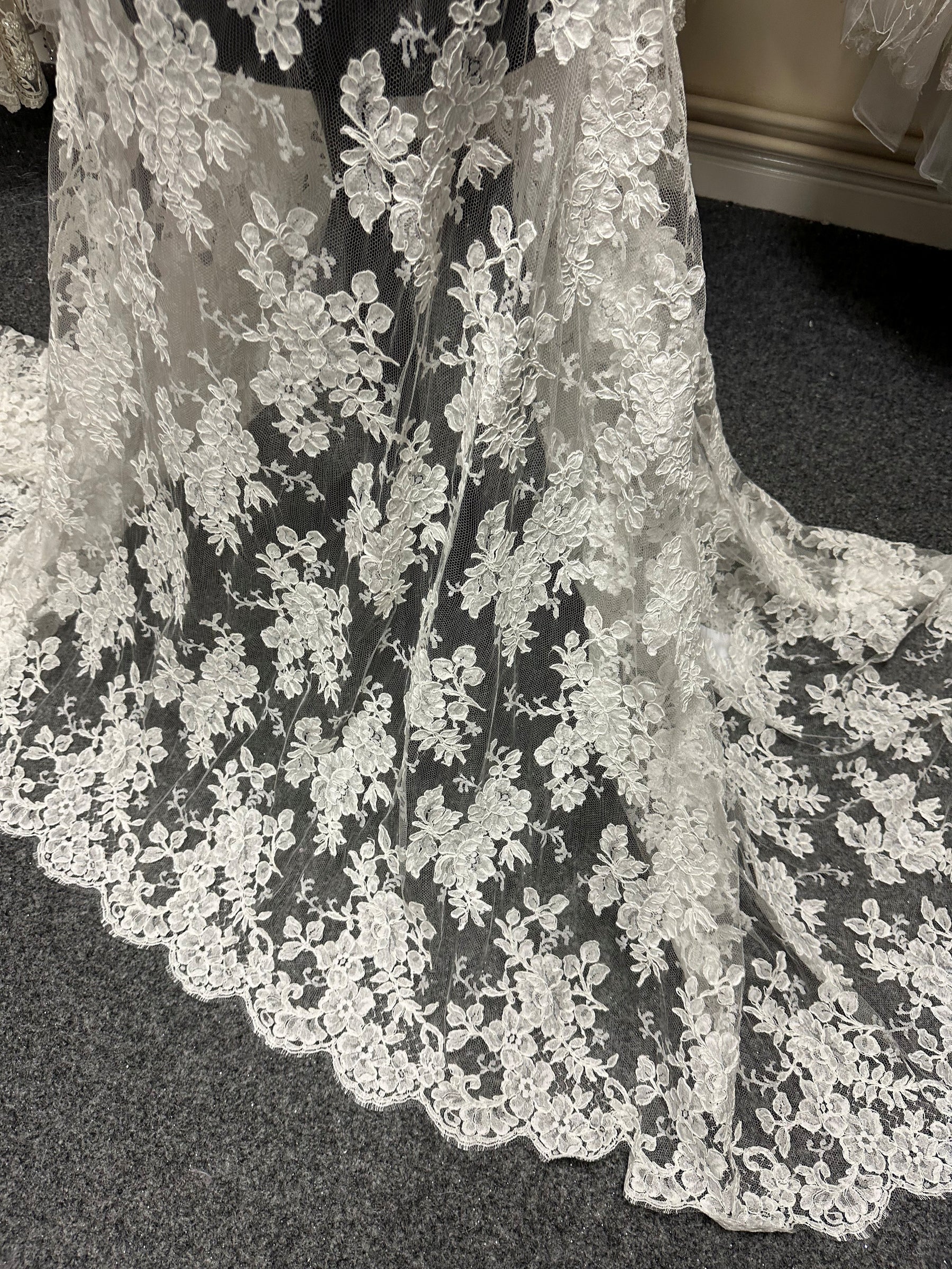 Dentelle Chantilly ivoire à cordon – Zetina