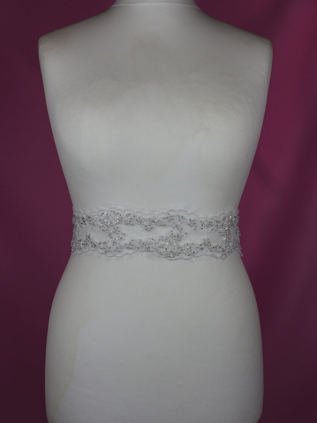 Bordure en perles blanches et cordon de dentelle - Omega