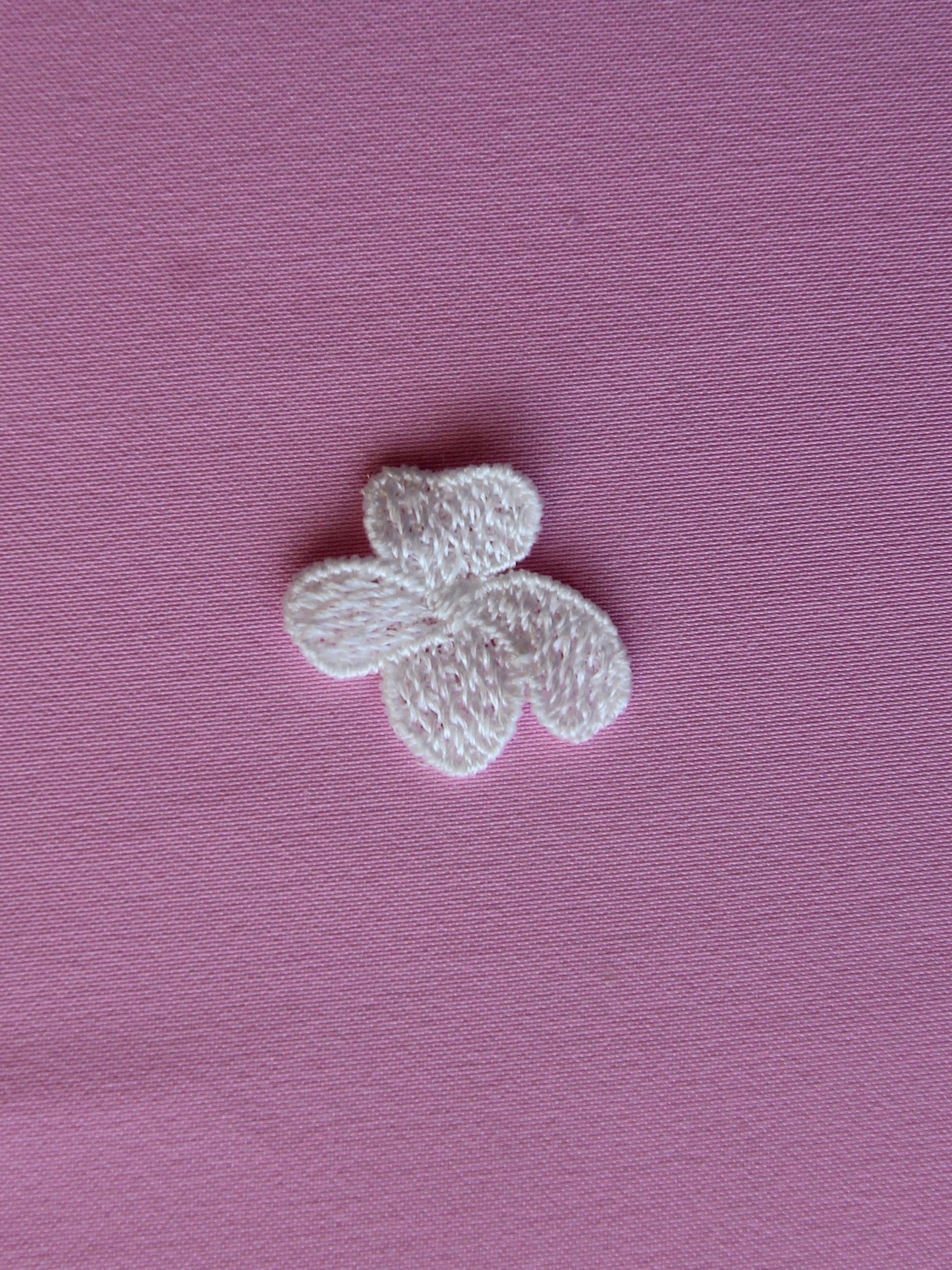 Fleur brodée ivoire  - Campanula (Sac de  10)