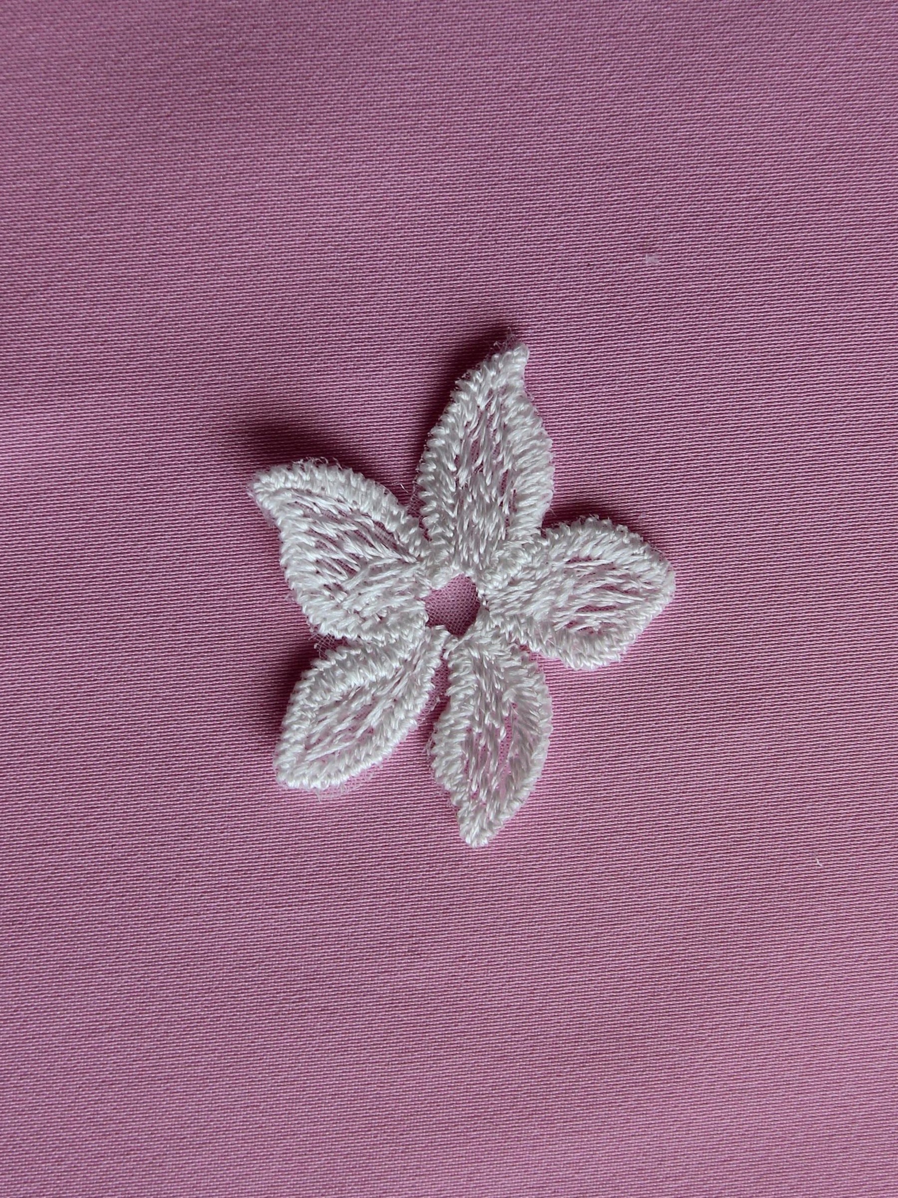 Fleur brodée ivoire –  Zinnia (Sac de 10)