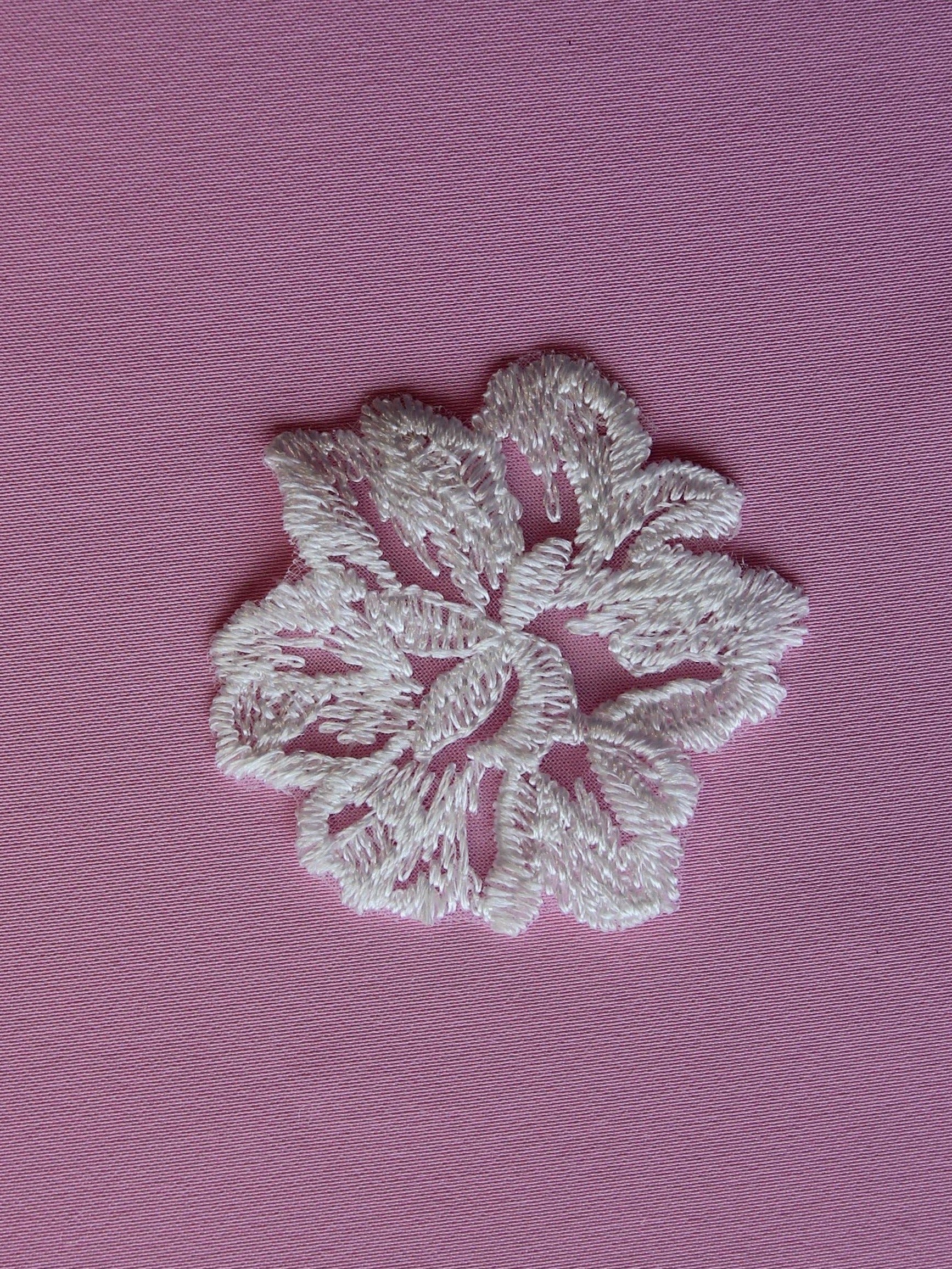 Fleur brodée ivoire (sac de 10)- Pompon