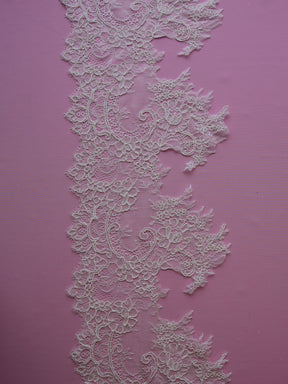 Bordure en dentelle ivoire cordée – Suzanne