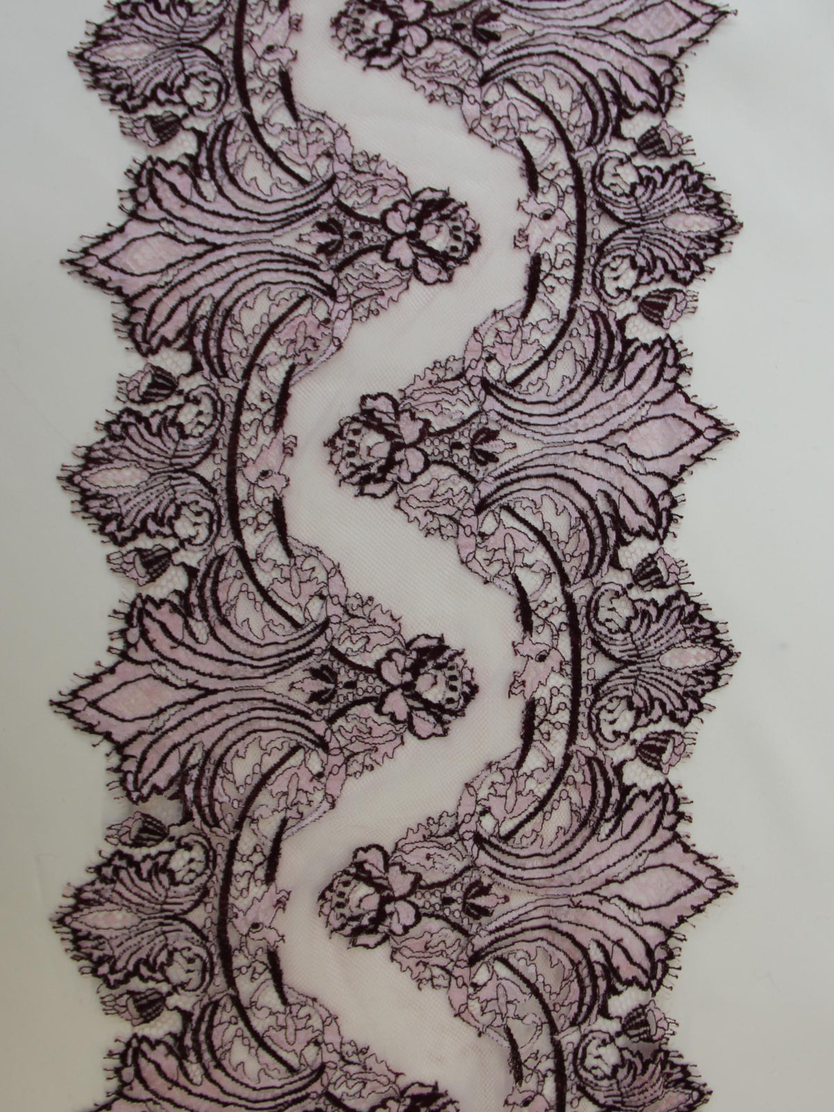 Bordure en dentelle prune - Claire.