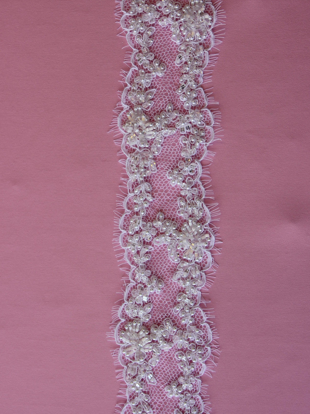 Bordure en perles blanches et cordon de dentelle - Omega