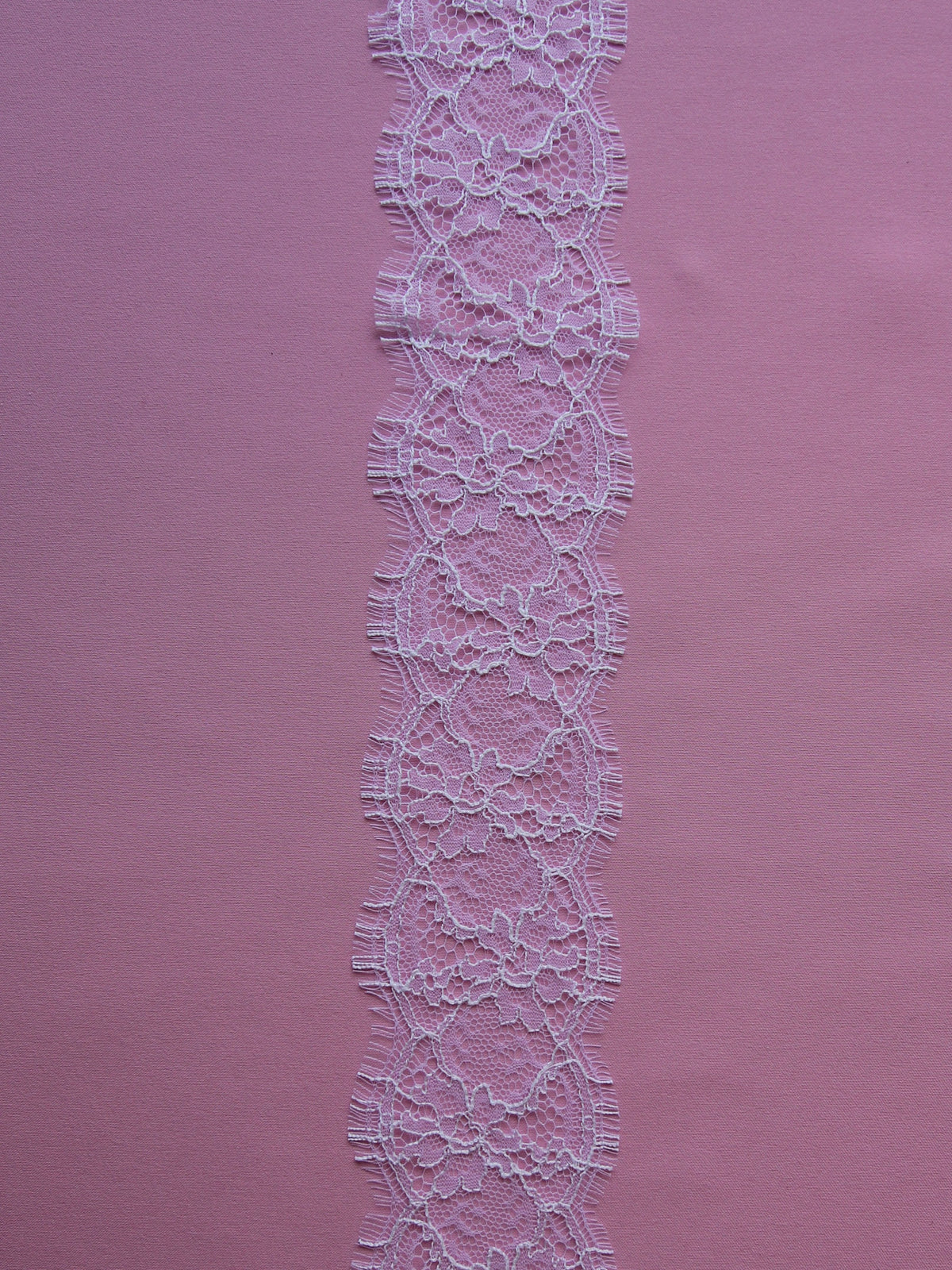Bordure en dentelle blanche chantilly - Yvette