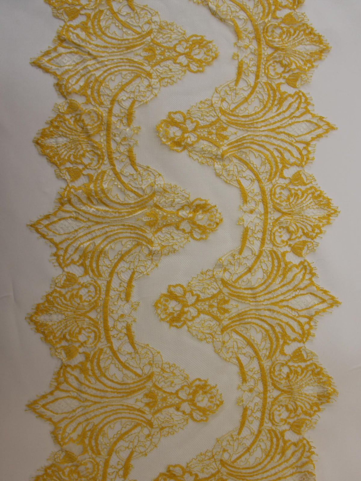 Bordure en dentelle jaune - Claire.