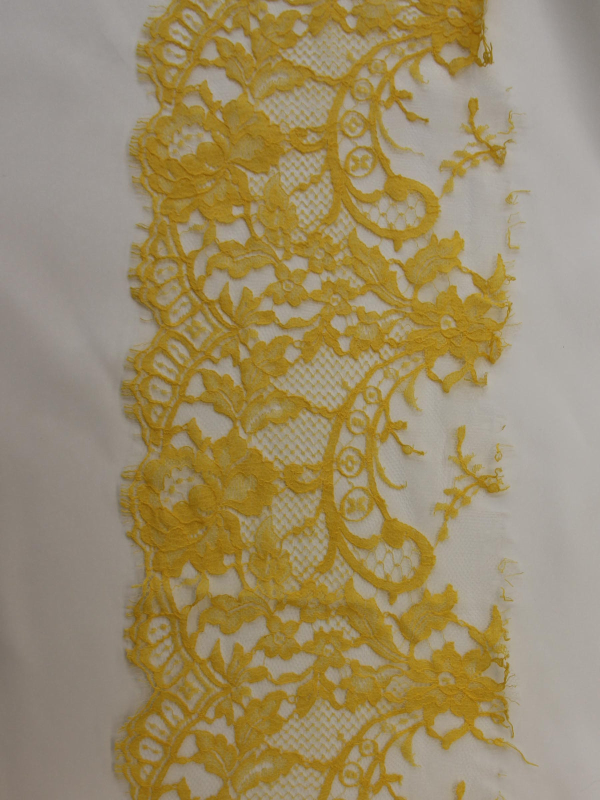 Bordure en dentelle jaune - Kate.